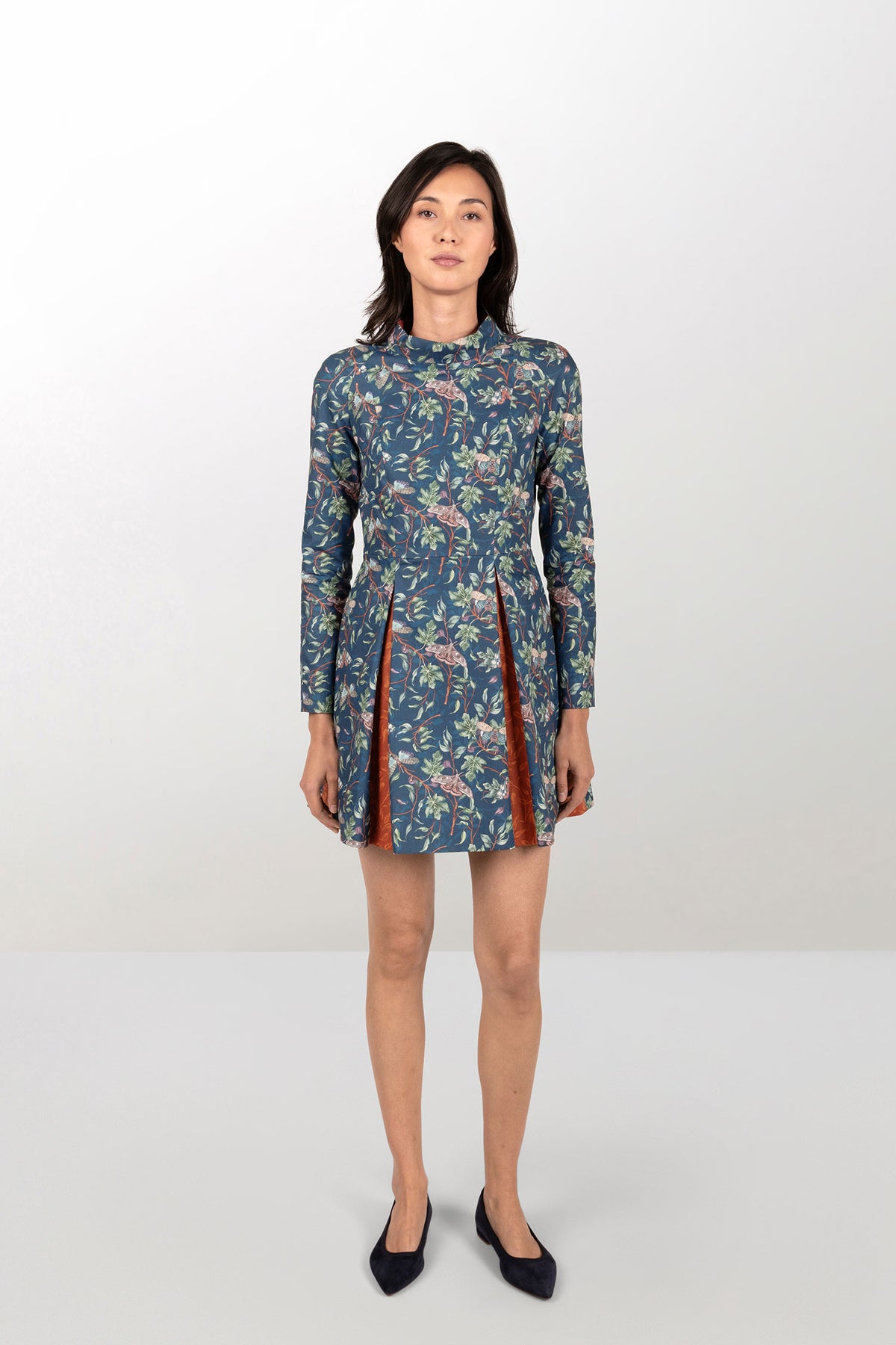 Short two-tone dress with raglan sleeves