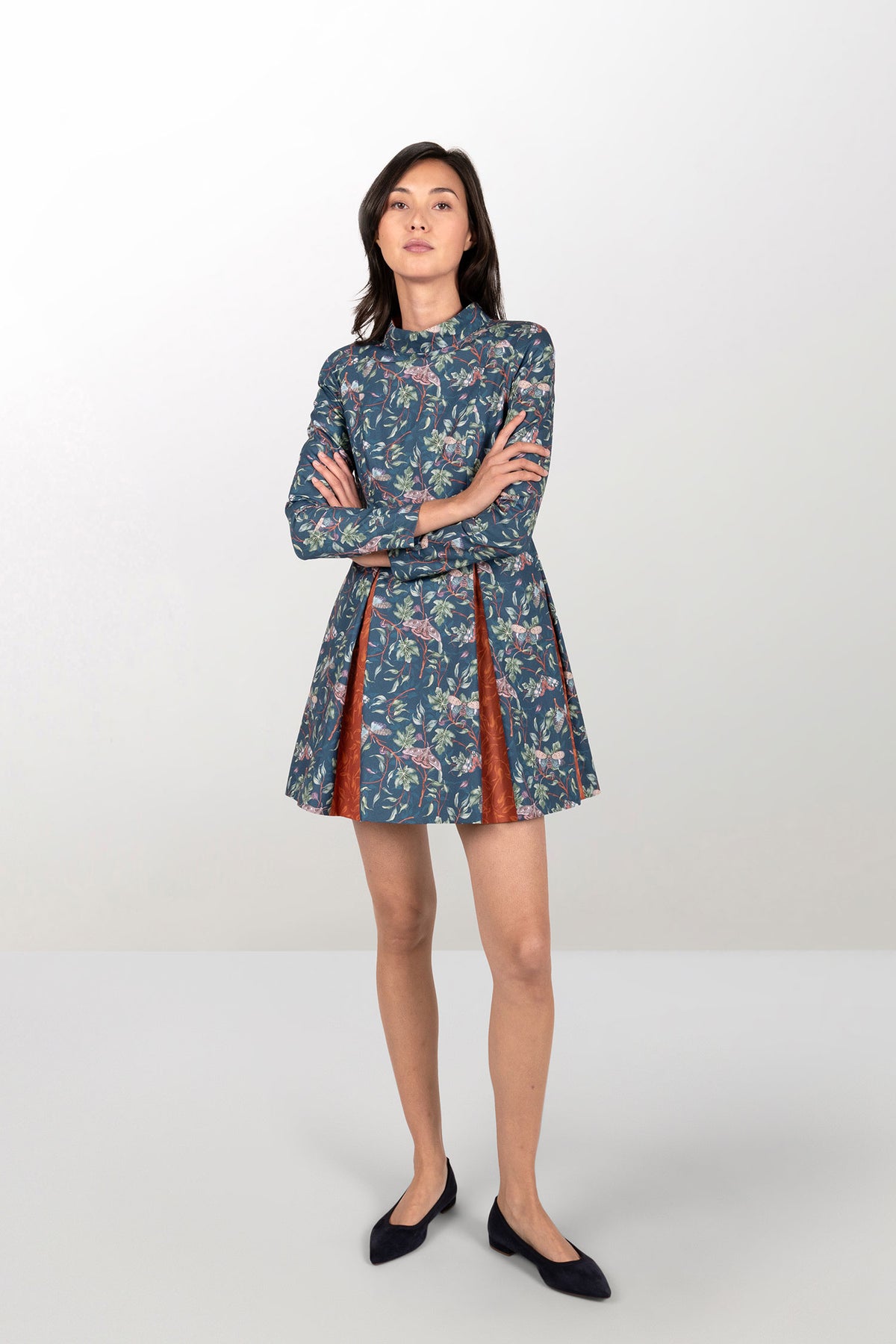 Short two-tone dress with raglan sleeves