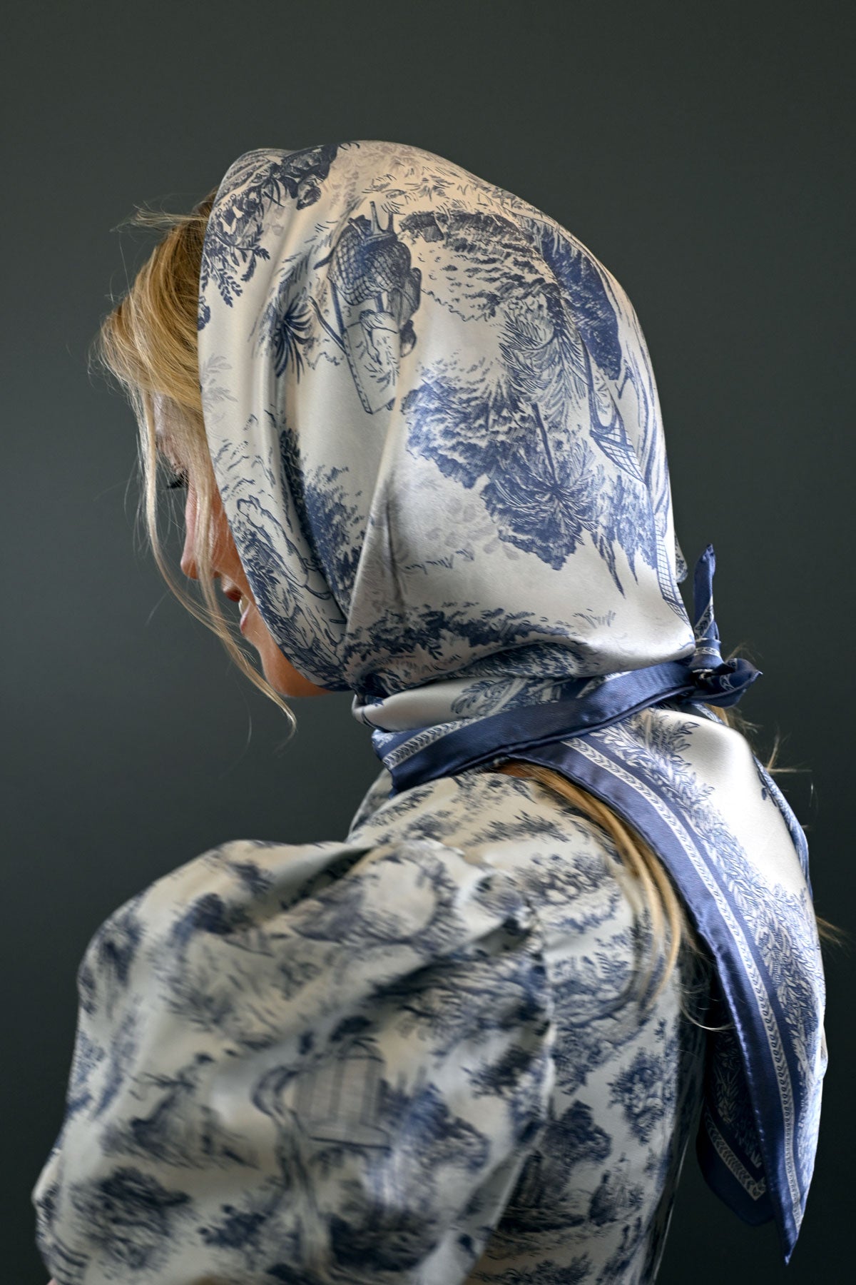 Silk Scraf 90 "Toile de Jouy" Blue