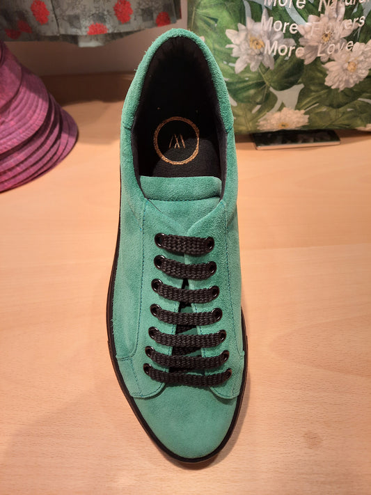 Sport-shoes in leather and green suede