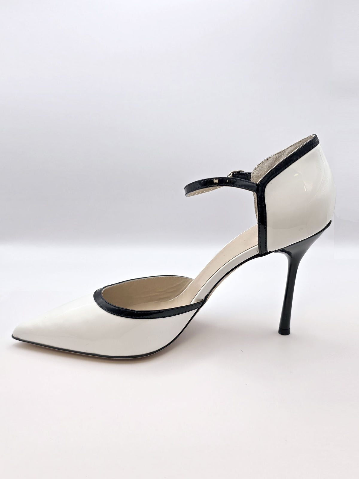 White high-heeled pumps with strap in varnish leather