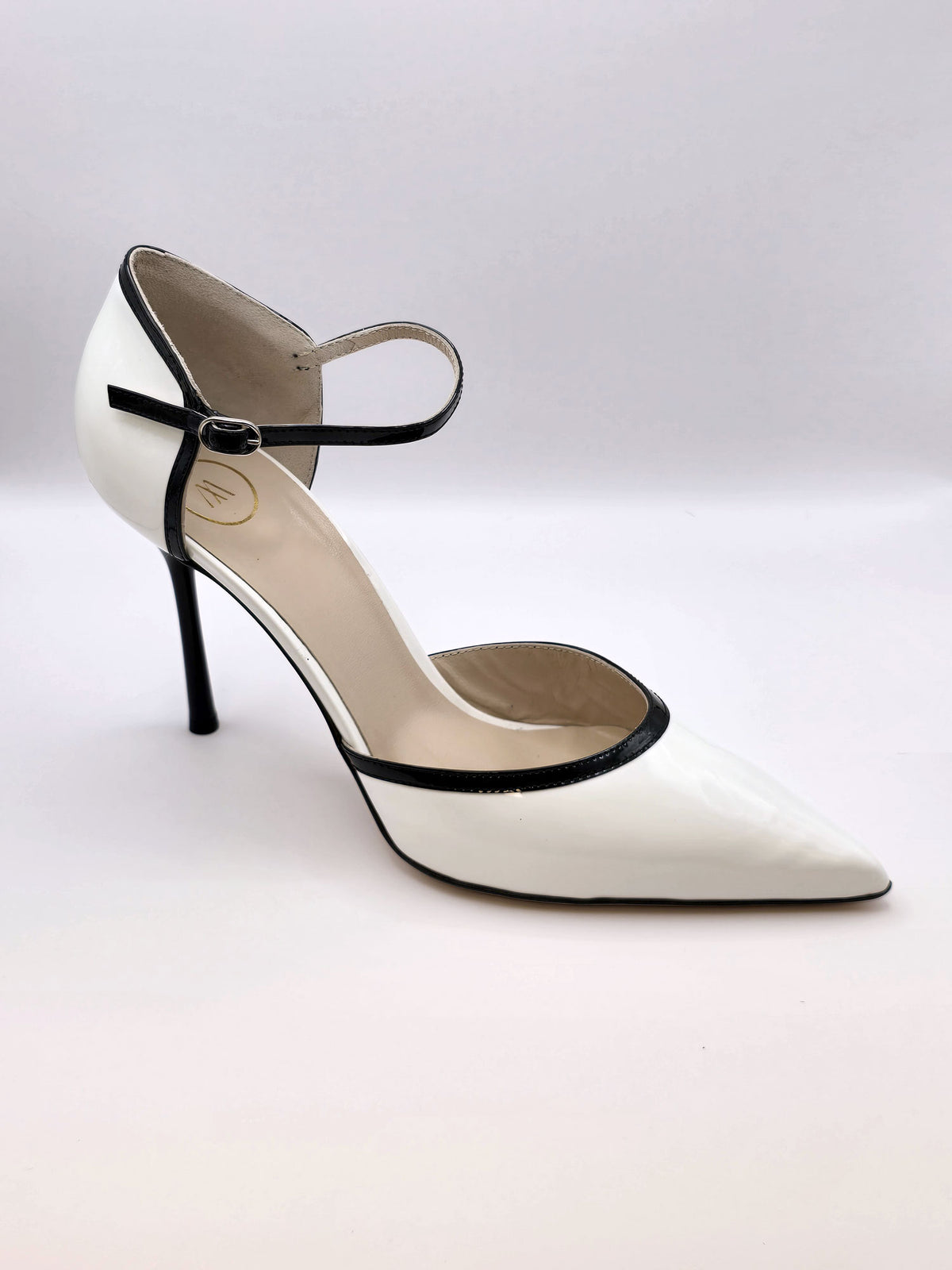 White high-heeled pumps with strap in varnish leather