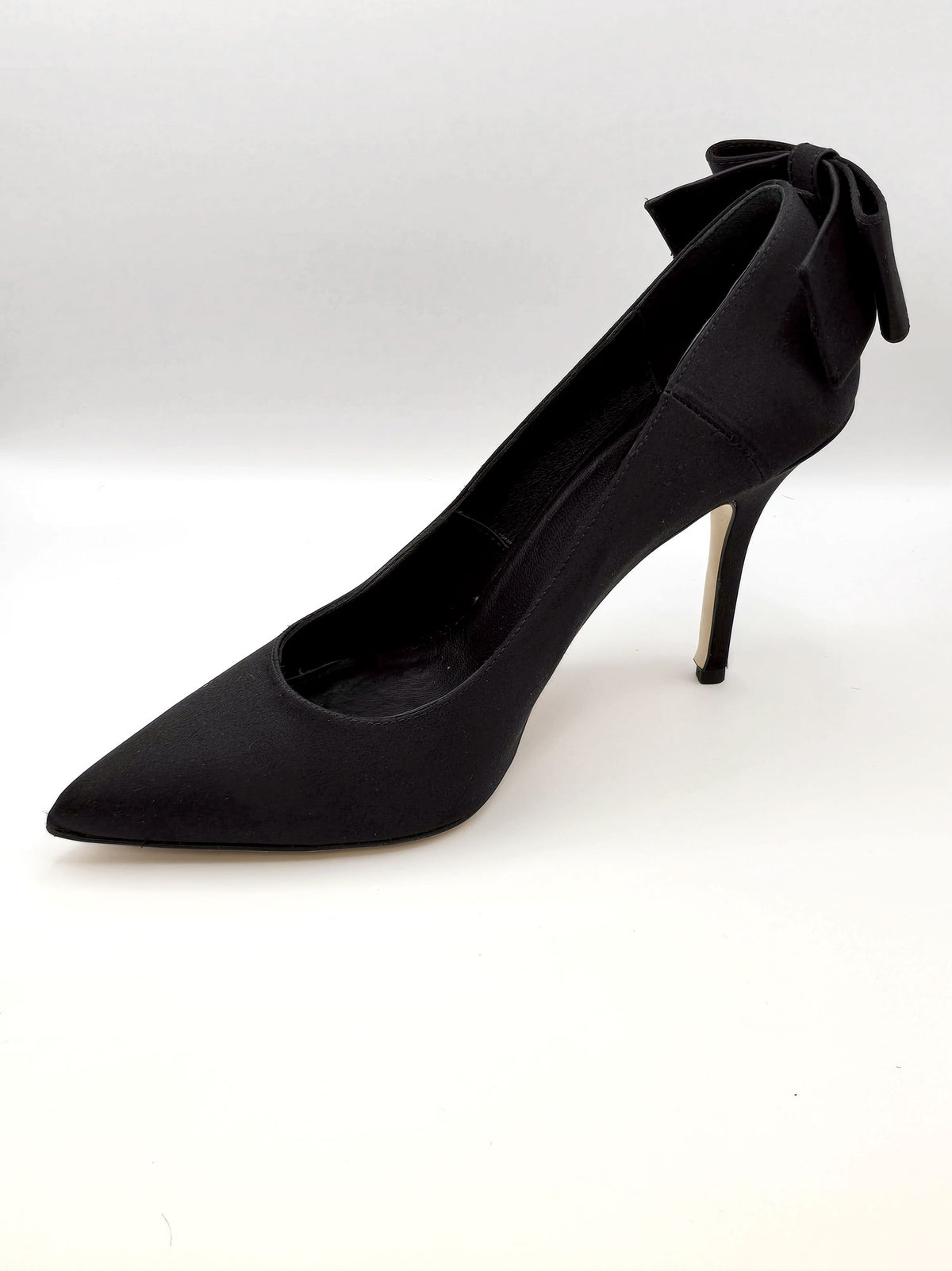 Black high-heeled pumps