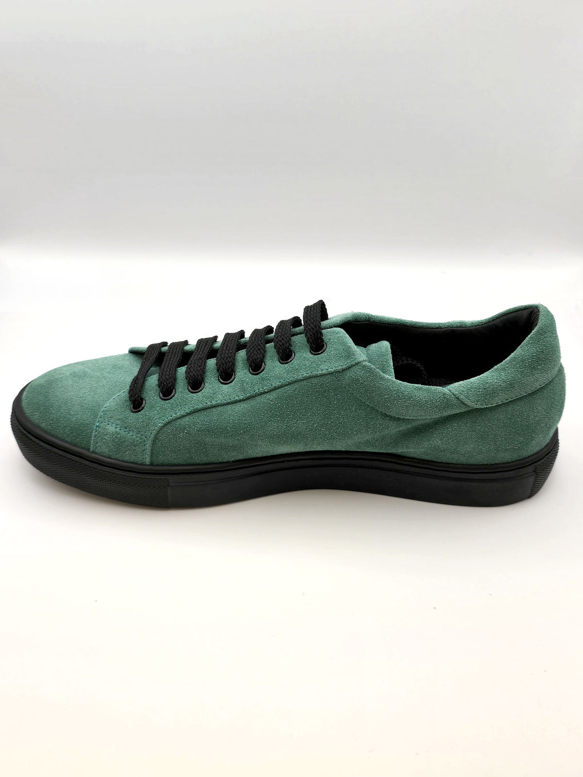 Sport-shoes in leather and green suede