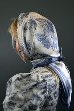 Silk Scraf 90 "Toile de Jouy" Blue